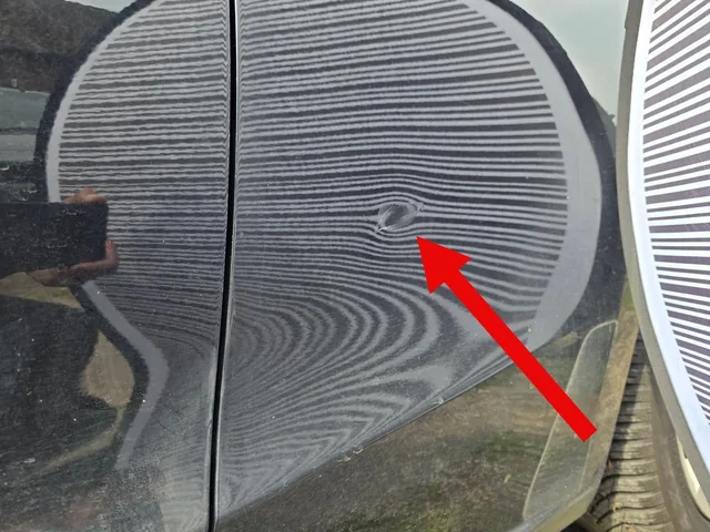 Mit einem Pfeil markierte Delle im Reflexionsbild